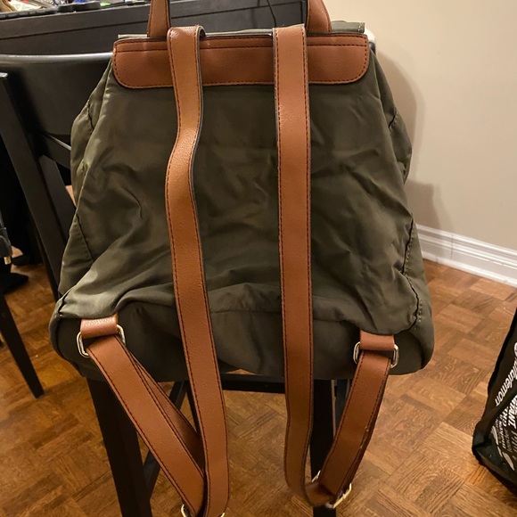 Army green Roots backpack - Picture 3 of 4